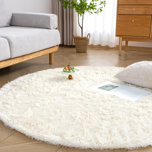 シャギーアイボリー/150 cm (円形)/I024-R150IV・Size:150 cm (円形)Color:アイボリー・パッケージ個数:1・【ふわふわ柔らかな肌触り】カーペット表面の生地は上質なポリエステルを採用し、色褪せず繊細でやわらかな肌触りを実現しました。ふわふわというよりも、しっとりなめらかな触り心地とゴージャスな見た目が魅力。・【抗菌防臭・滑り止め】絨毯は抗菌防臭加工を施して、安全な品質で直接肌に触るのも大丈夫です。裏面は不織布に滑り止め加工を施しているのでズレたりすることもありません。掃除機をかける時も滑らないのでストレスから開放されます。またお子様が居ても安心して使っていただけます。・【オールシーズンカーペット】このラグの毛足は、通気性が良く、速乾性にも優れたマイクロファイバーを採用し、踏み心地は柔らかい、夏はサラッと快適に、冷房機器との併用で快適に過ごせます。耐熱加工を施しているので冬はホットカーペットや床暖房の上に敷いてもお使いでき、フワフワと暖かく、居心地がよくなります。・【洗えるカーペット-いつでも清潔に】ほどよいふわふわ感を持ちながら
