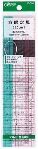 曲線クリア/20cm/25-054・PatternName:単品・パッケージ個数:1・品番:25-054・仕様:ソーイング用品・サイズ:20cmソーイングだけでなく、ニットや刺しゅうなどのクラフトなどにも便利な短いサイズの方眼定規です。 曲線部分を測るため、定規に柔軟性のある素材を使用しています。 特徴 ・正バイアスが簡単に引ける45°の角度線入り ・色柄の生地でも目盛が読み取りやすいグリーンゾーン ・2か所の目盛を合わせることで、正確な平行線を引くことができる 品番:25-054 仕様:ソーイング用品 サイズ:20cm (.co.jpより)
