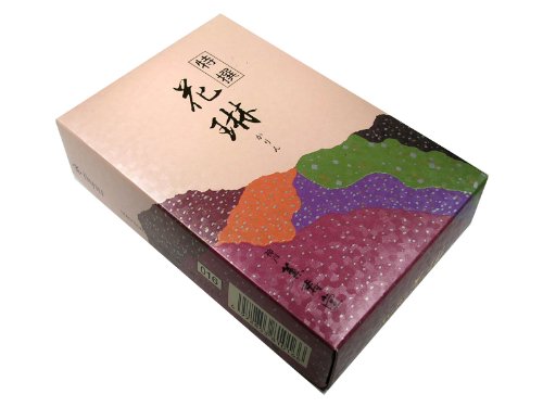 クラシック花琳/150グラム (x 1)/016・パッケージ個数:1・(b)原産国 :(/b) 日本・(b)原材料 :(/b) 椨粉、香料・(b)内容量 :(/b) 約150g香炉など不燃性の容器を使用して下さい。 白檀を基調とし、桂皮などの天然香料をバランスよく配合しました。甘く優雅な和の香りがお楽しみいただけます。