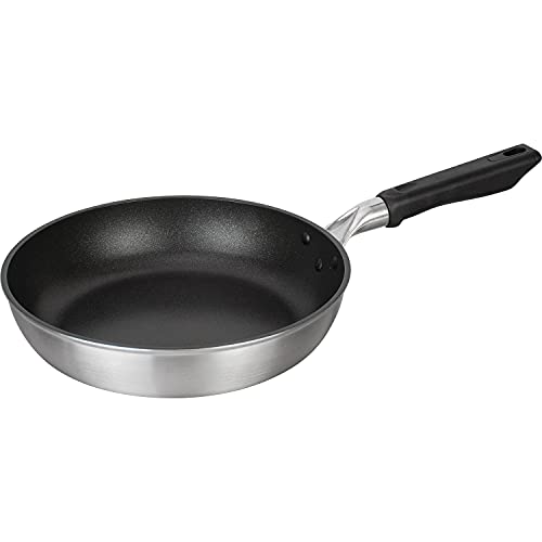 シルバー/フライパン 26cm/MB-2076・Size:フライパン 26cmPatternName:単品・パッケージ個数:1・商品サイズ:約 幅46.5×奥行27×高さ10cm、重量:約670g・鍋の高さ:5.9cm・本体:アルミニウム合金(内面:ふっ素樹脂加工)、底の厚さ:2.7mm・生産国:日本日本の工場で丁寧に作られた「made in japan」のフライパン。 一般的な板厚のフライパンは熱が一点に集中して伝わり、その部分だけ高温になる事でふっ素の寿命を早めます。 「技逸品」は、2.7mmの板厚でなべ底全体に熱が拡散。ふっ素樹脂加工にやさしく、熱ムラもしにくいため美味しく調理できます。 重力鋳造(グラビティキャスト)製法で、アルミ溶湯を金型に流し込み自然に固まるまで成型。余分な気泡が残らない為、ふっ素樹脂の膨れや剥離等が起きにくくなります。 確かな技術で1つ1つに手間暇をかけて製造しているため、1日の生産数に限りがございます。
