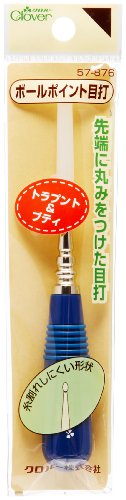 ブルー/-/57-876・対象性別 :男女共用・主な製造国 :日本Clover(クローバー) 『ボールポイント目打』 トラプントやブティに便利なツール。 布を傷つけずに織目を戻せます。 トラプントやブティに便利なツール。 糸割れせず、布の織目を広げるようにして穴あけができます。 ◆材質:柄:ABS樹脂 すべり止め:オレフィン系エラストマー 針先:鋼(ニッケルメッキ) キャップ:ポリエチレン ◆サイズ：長さ 11cm ◆原産国:日本 ※モニターによって実物のお色と若干異なる場合がございます。 ※特価と表記のある商品は、全てのお客様にお値打ちとなる価格に設定しております為、割引対象外となります。