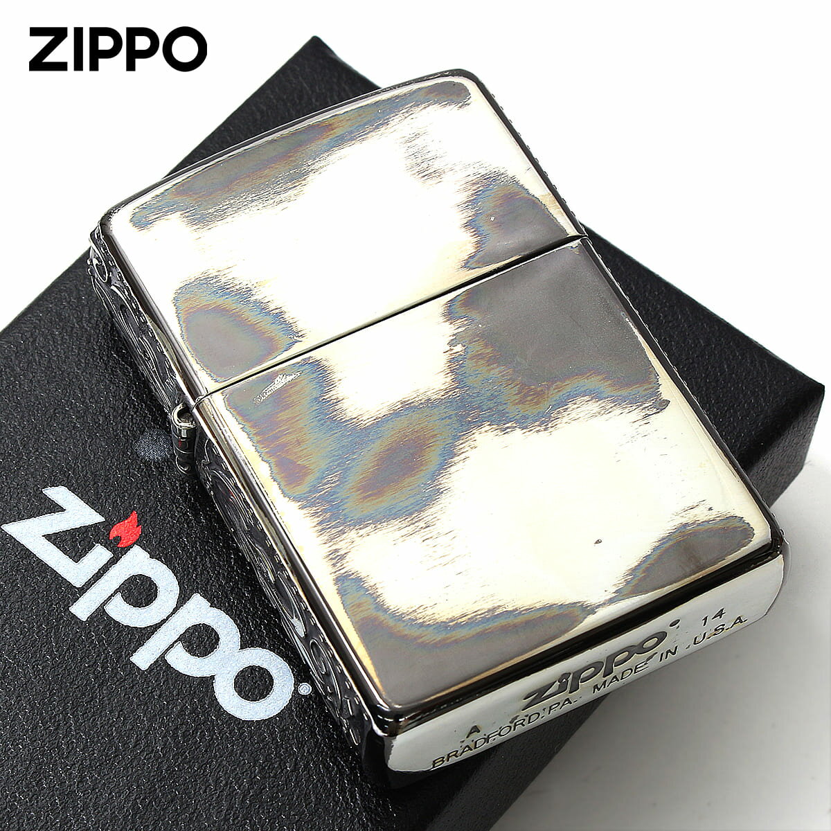 高級感と気品を感じさせる『サイドラインアップ』ZIPPO。表面のユーズド処理が、アンティーク感を演出！骨董品のような仕上がりです。シンプルなデザインで男女問わず、プレゼントにも最適です。 ケース形状：レギュラー・ケース 加工表面処理：銀イブシ｜アンティークフィニッシュ｜エッチング｜3面加工■対応する消耗品はこちら Zippo オイル 大缶 Zippo オイル 小缶 Zippo ウィック 芯 Zippo フリント 発火石 ■補足 ※パソコン、OS、プラウザの環境により実物と若干色合いが異なる場合があります。 ※ボトム（底部）刻印は製造年月を表しています。在庫は常に流動しており、実際の商品とは異なる場合があります。また、製造年・月の指定は頂けません。 ※ZIPPOケース内側は、通常メッキ等の処理はされておりません。その為、真鍮が酸化（腐食）し汚れに見える場合がございます。 ※ZIPPOケースとインサイドユニットは別々にストックされ、出荷時に組み合わされます。その為、それぞれの製造年が異なる場合がございます。 ※開閉音の調整は、行っておりません。メーカー出荷時の状態でお届けとなります。 ※ZIPPOは、ケースの振れをインサイドユニットのチムニー（風防部分）で止める仕様になっております。そのため、左右1?2mm程度のグラつきは品質誤差の範囲内となります。 ※海外バージョンの保証書が付属する場合がございますが、日本でのリペア係保証対象ですのでご安心下さい。 このブランドの説明 Zippo（ジッポー）は、1932年に誕生したアメリカ製のオイルライター。耐風性能、耐衝撃性、永久保証精度が特徴。日本ではオイルライターの代名詞的存在で、世界的にもファンが多いグローバルブランドです。 ZIPPOの理念「It Works！」 1932年、大不況の真っ只中にあったアメリカ、ペンシルベニア州ブラッドフォード。zippo社創業者のジョージ・G・ブレイズデルはあるパーティーに出席していました。そこで友人の一人から聞いた言葉がジョージ・G・ブレイズデルに衝撃を与えます。パーティーに出席していた友人のディック・ドレッサーはブラッドフォードの名家の息子でした。名家の息子らしく全身をおしゃれにコーディネイトして、おもむろにタバコに火をつけようとポケットから取り出したライターはオーストリア製の安物ライターでした。それは真鍮製で使うたびにキャップをはずさなくてはなりませんでした。それを見たブレイズデルがディック・ドレッサーをからかったところ、彼はこう言い返しました。 「It Works！」（これはちゃんと火がつくんだ！） それを聞いたブレイズデルは安く、頑丈で使いやすく、確実に火がつくライターがあればきっと売れるに違いないと考え、それはやがてライターを彼自身が開発することになるきっかけとなったのです。 シンプルでタフ。永久保証 1932年、ジョージ・G・ブレイズデルによって、ZIPPOの原型となるライターが作られました。真鍮の角材を輪切りにして溶接したケースは現在の物とは違い角張っていましたが、ライターを構成するカム、フリントホイール、インサイドユニットなど基本的なパーツは現在までほとんど変わっていません。おそらく当時としては画期的な物だったのだろうと思います。構造は非常にシンプルで耐久性に優れ、滅多に壊れることがありませんでした。彼もZIPPOの出来には絶対の自信を持っていたのでしょう。ZIPPOの大きな特徴である永久保証を当時からはじめています。 Zippoの伝説 過酷な戦場でシンプルで頑丈で使いやすく、確実に火がつく、そんなライターは兵士達に愛用されます。兵士達は戦場でタバコに火をつけるために使うだけでなく、暖を取り、ネジを回し、物を打ち付け、サーチライトの代わりにもしました。頑丈なZIPPOで無ければこんなことは出来なかったに違いありません。 有名なエピソードに敵に胸を狙い打たれた兵士が胸のポケットに入れていたZIPPOのおかげで命拾いしたというものがあります。これはZIPPOの頑丈さを示す裏付けと言えるでしょう。 戦場で兵士達は自分の所有するZIPPOに部隊のエンブレムや、思い思いの言葉を刻み、大切にしました。ベトナム戦争では厭戦ムードが世界的に広がり、戦う意義を失った兵士達のメッセージが刻まれました。記憶に新しい湾岸戦争でもZIPPOは兵士達に愛用されました。 いつの時代でもでもZIPPOは兵士達とともにあり、過酷な戦場で兵士達の御墨付きを得たライターとして広く知られるようになったのです。 このブランドの商品一覧はこちら ■このメーカーの消耗品について ■ラッピングについて ■サービスについて