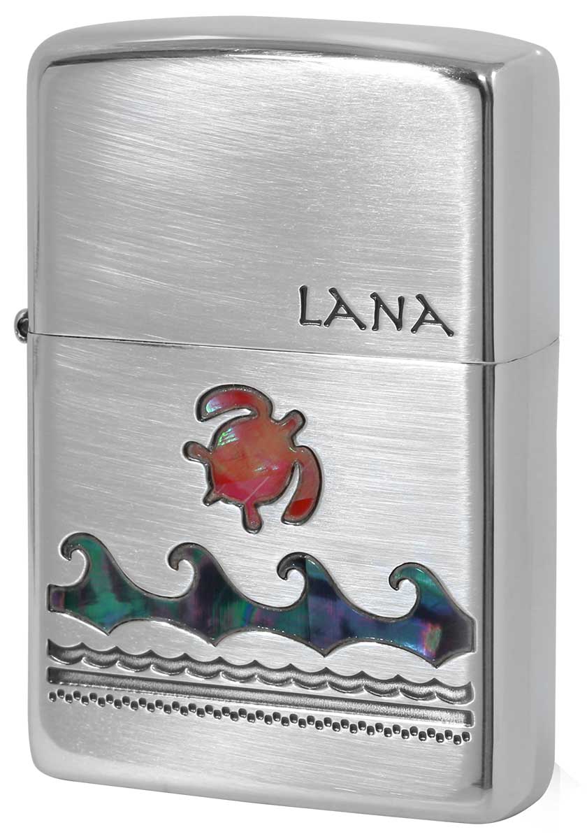名入れオプション この商品は【名入れオプション】をライターと一緒にご購入いただくことで名入れが可能です。アイコンをクリックしてご確認下さい。 南国の優雅な雰囲気を漂わせるハワイアンZIPPOです。「LANA（ラナ）」は、ブルーのシェルで太平洋の波間をピンクのシェルでウミガメを表現しております。「LANA（ラナ）」は、ハワイの言葉で「穏やかな・ゆったりと」を言う意味を持ちます。あなたの心を癒やしてくれるのではないでしょうか？ ※天然貝は天然素材の為、同じ模様が1つとして存在しません。ZIPPO毎に模様が異なりますので、予めご了承下さい。 ケース形状：レギュラー・ケース 加工表面処理：シェル埋込｜エッチング オイルや替え石（フリント）、替え芯（ウィック）等、Zippoに欠かせない消耗品やアクセサリーを取りそろえております。簡易ラッピング￥100（税別）とオイルとフリントがセットになったZippo専用ギフトボックス・ラッピングをご用意しております。お気軽にお申し付けください。 ■補足※パソコン、OS、プラウザの環境により実物と若干色合いが異なる場合があります。※ボトム（底部）刻印は製造年月を表しています。在庫は常に流動しており、実際の商品とは異なる場合があります。※ZIPPOケース内側は、通常メッキ等の処理はされておりません。その為、真鍮が酸化（腐食）し汚れに見える場合がございます。※ZIPPOケースとインサイドユニットは別々にストックされ、出荷時に組み合わされます。その為、それぞれの製造年が異なる場合がございます。 ■在庫・納期について複数の店舗で在庫を共有しております。在庫はリアルタイムで管理し、細心の注意を払っておりますが、わずかなタイムラグや、ご注文が集中した時など商品をすぐご用意できない場合がございます。その場合、改めて納期をご連絡致します。あらかじめご了承下さいませ。 ギフト対応