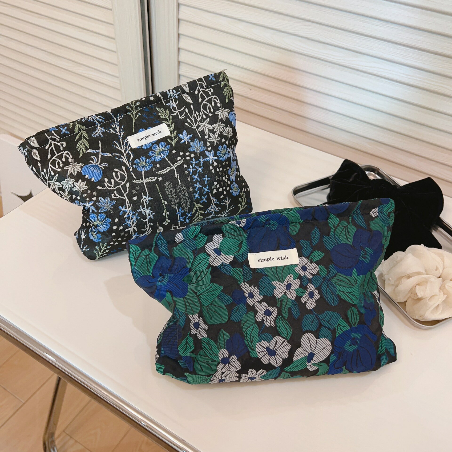 【15%OFFクーポン配布中！】化粧ポーチ メイクポーチ コスメポーチ バニティポーチ 大容量 小物入れ トラベルポーチ 大きめ 仕切り付き 40代 50代 30代 20代