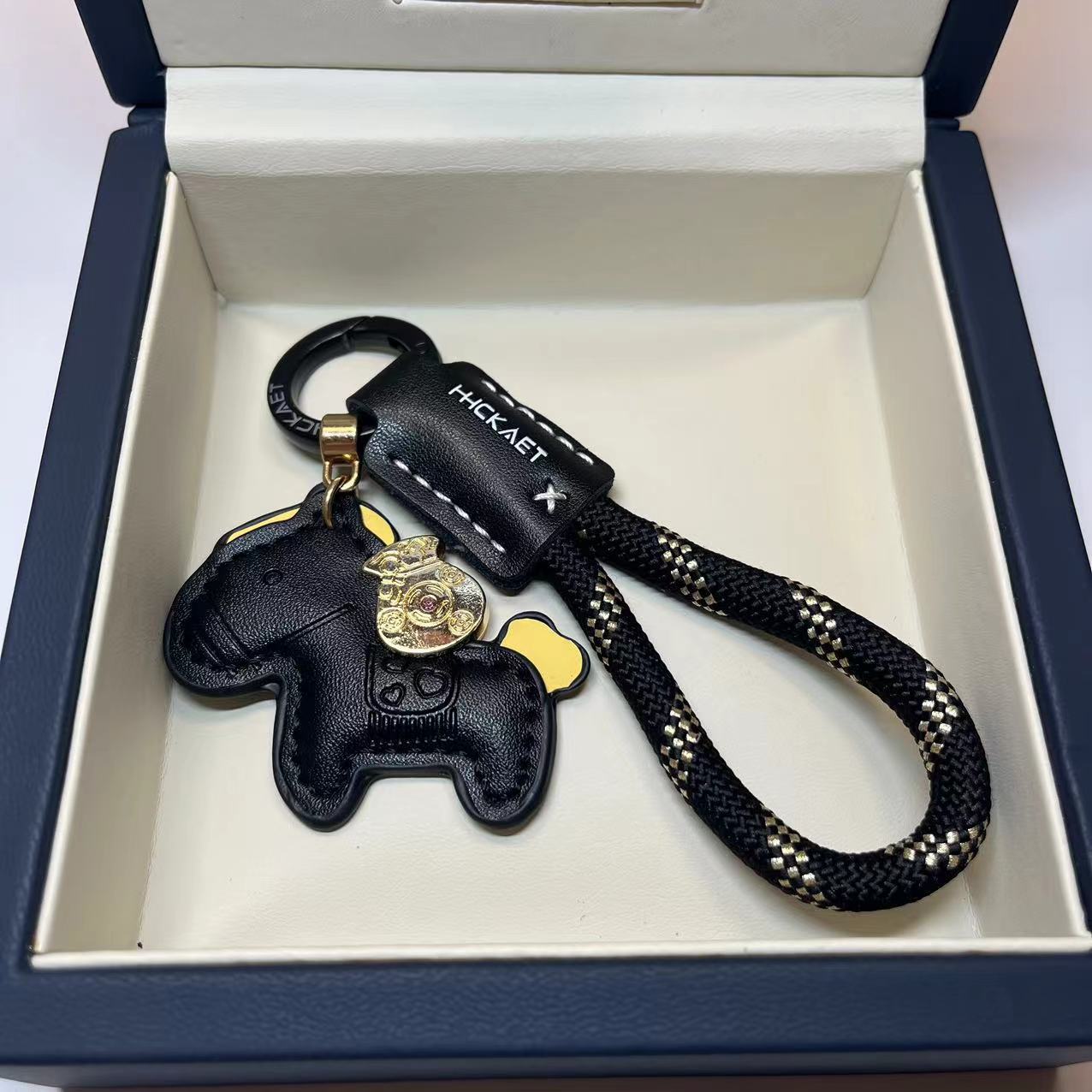 樂天商城 - 馬と蹄鉄のキーホルダー 縁起の良い馬と馬蹄 キーホルダー 皮革 バッグチャーム 飾り うま モチーフ アクセサリー 革小物 軽量 薄型 小型 おしゃれ かわいい レザーキーリング キーイング 車の鍵 かぎ ストラップ 財布 母の日 プレゼント午年贈り物