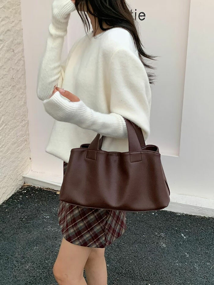 樂天商城 - ハンドバッグ レディース ショルダーバッグ 2WAYバッグ 合成皮革 手提げ 斜め掛け 肩掛け カバン 鞄 横型 大容量 大人 おしゃれ 可愛い カジュアル シンプル フォーマル セレモニー オフィス きれいめ 通勤 OL お仕事 お出かけ ブラック ホワイト 送料無料