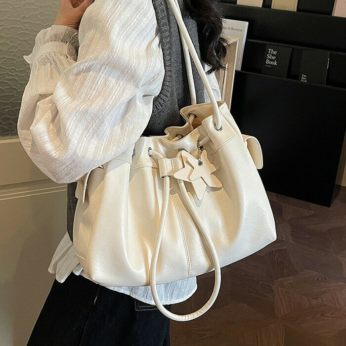 樂天商城 - トートバッグ レディース 巾着 肩掛け バッグ トート ドローストリングバッグ 大容量 サイドポケット 巾着バッグ フェイクレザー 通勤 通学 大人 可愛い きれいめ シンプル 無地 肩掛けバッグ 手提げ 合成皮革 お出かけ ブラック オフホワイト ブルー 送料無料