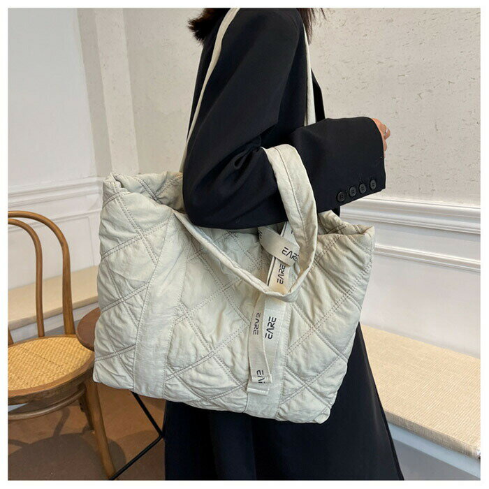 【15%OFFクーポン配布中！】キルティング トートバッグ ファスナー付き 大容量 超軽量 トート たっぷり入る マチあり 手提げ 肩掛け 2way A4サイズ シンプル かわいい おしゃれ 通勤 お出かけ 旅行 トラベル ママバッグ 韓国 ギフト 普段使い 送料無料