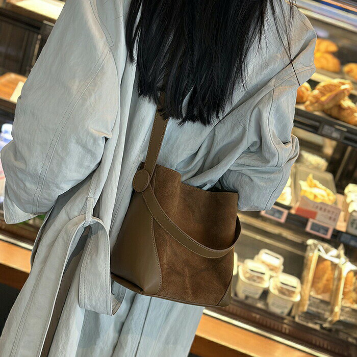 樂天商城 - スエード ハンドバッグ レディース バケツバッグ ショルダーバッグ 2way 肩掛けバッグ スウェット バケツ型 バッグ 本革 肩掛け 斜め掛け 通勤バッグ スウェードバッグ スエード切替 お仕事バッグ オフィス お洒落 ファッション カバン 大人 可愛い 秋冬 送料無料