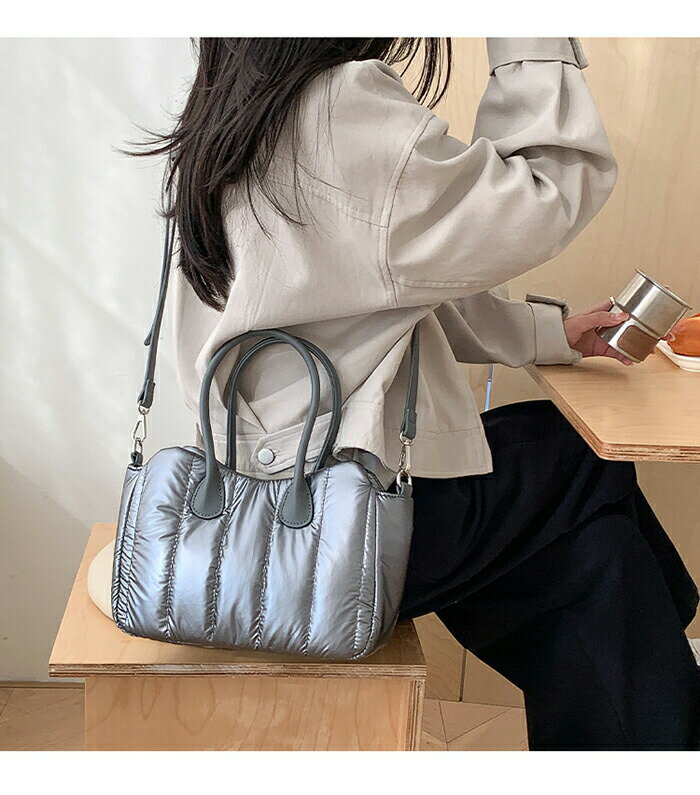 樂天商城 - ハンドバッグ レディース キルティング 軽量 キルトバッグ 手提げバッグ ショルダーバッグ 中綿 2wayバッグ ダウンバッグ 軽い ミニハンドバッグ ふわふわ 秋冬 シンプル 通学 通勤 カジュアル ファッション キレイめ おしゃれ グレー ブラック 送料無料