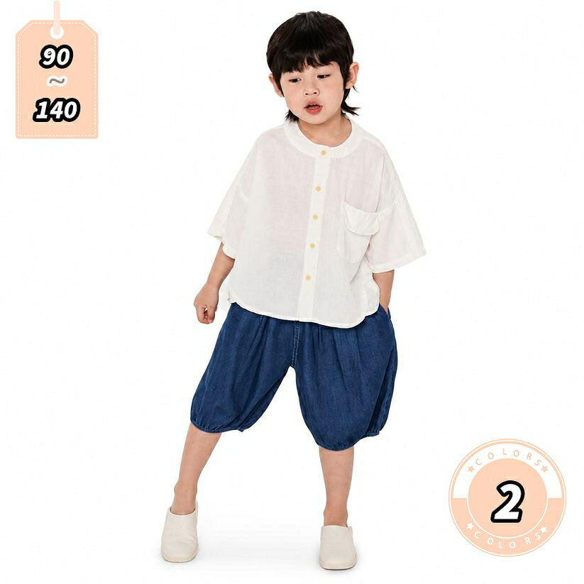 表地：綿メイン素材：綿【キッズシャツ】本商品は夏にぴったりの薄手で軽やかなキッズ半袖シャツです。通気性の良い綿系素材を使用しており、さらっとした柔らかな肌触りで一日中快適に過ごせます。通園・通学などのデイリーユースから、お出かけや旅行まで幅広いシーンで活躍する男の子用トップスです。【ゆったりサイズ】男の子の活発な動きを妨げないゆったりとしたワイドシルエット設計を採用。窮屈感がなく体型カバーにも優れており、リラックスした着用感を実現します。暑い時期でも肌に張り付きにくく、風通しの良い着心地をキープできる夏の必須アイテムです。【ノーカラーデザイン】首元がすっきり見える丸首（バンドカラー）デザインを取り入れ、涼しげでナチュラルな印象を与えます。フロントはシンプルなボタン仕様で、前を開けてTシャツの上に羽織るレイヤードスタイルから、ボタンを留めたきちんとした着こなしまでアレンジ自在です。【実用的な胸ポケット】フロントの左胸部分にアクセントとなるフラップ付きのポケットを配置しました。ちょっとした小物を入れるのに便利で、デザイン全体にワーク調のカジュアルでおしゃれな雰囲気をプラスしています。シンプルながらもこだわりの詰まったディテールです。【豊富なサイズ展開】90cmから140cmまでのサイズをご用意しており、小さなお子様から小学校低学年頃まで長くご愛用いただけます。ベーシックで合わせやすいナチュラルカラーなので、デニムパンツやハーフパンツ、チノパンなど様々なボトムスと相性良くコーディネート可能です。【爽やかな着心地の男の子用半袖カジュアルシャツ】ナチュラルな風合いが魅力のキッズ用半袖スタンドカラーシャツが登場しました。暑い夏でも涼しく過ごせる薄手で柔らかな綿系混紡生地を採用。通気性が良く、さらさらとした優しい手触りで、肌のデリケートなお子様にも着用しやすい仕上がりです。【リラックス感漂うゆったりシルエット】身幅にゆとりを持たせたゆったりめのサイズ感で、元気に動き回るお子様の動きを邪魔しません。窮屈さを感じさせないリラクシーな着心地で、体型カバー力も。普段着としてはもちろん、通園や通学、通塾、お出かけ、旅行、リゾートなど様々なライフスタイルにマッチします。【ディテールへのこだわり】すっきりとした丸首デザインは、首元に抜け感をプラスし大人っぽいナチュラルな表情を作ります。脱ぎ着がしやすいフロントボタン仕様で、ボタンを閉めて1枚着としてはもちろん、前を開けてTシャツなどの上からアウター感覚で羽織るスタイリングもです。左胸にはフラップ付きポケットがあしらわれ、程よいデザインアクセントになっています。【お洗濯しやすくお手入れ簡単】日常使いで汚れやすい子供服だからこそ、自宅で気軽にお洗濯ができる扱いやすさも魅力です。ベーシックなデザインと落ち着いたカラーバリエーションは、デニムやカーゴパンツ、スウェットハーフパンツなど、お手持ちのどんなボトムスとも相性が良く、毎日のコーディネート作りに大活躍します。兄弟でお揃いにしたり、プレゼントにもの一着です。以下の説明は、検索・比較の参考としてご利用ください。購入の際は、ボーイズ カジュアルシャツ 半袖 スタンドカラー 無地ライク ポケットデザイン 快適性重視 涼しげ ファッション シンプルコーデ子供 シャツ 半袖 ノーカラー ゆったりサイズ 大きいサイズ 普段着 通学 通園 お出かけ 部屋着 フロントボタン 胸ポケット付き カジュアル男の子 シャツ 半袖 夏 スタンドカラー 無地風 シンプル さらさら 軽量 羽織り レイヤードコーデ 綿混 お着替えしやすい ジュニア 90 100キッズシャツ 半袖 男の子 ゆったり設計 動きやすい 体型カバー すっきり 丸首 ジュニア服 子ども 夏服 旅行 遠足 リゾート 110 120