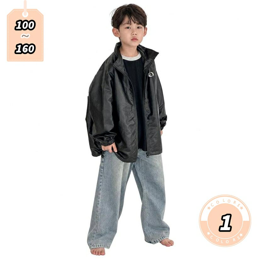 表地：綿、ポリエステルメイン素材：ポリエステル、綿【男の子アウターの定番】さらっとした肌触りの綿混素材を使用し、通気性と軽やかな着心地を両立したキッズジャケットです。毎日の通学や通園、週末のお出かけなど、アクティブな男の子の日常にぴったりな一着。動きやすさを重視したゆったりシルエットで、季節の変わり目のライトアウターとして活躍します。【ウインドブレーカーのデザイン】首元をすっきりと見せるスタンドカラーデザインと、フロントのスムーズなジップアップ仕様が特徴の子供服ブルゾンです。袖口と裾には程よいフィット感のゴムが入っており、風の侵入を防ぎながらスマートな着こなしを叶えます。胸元のワンポイントがカジュアルなアクセントに。【動きやすいキッズジャンパー】身幅にゆとりを持たせたルーズなサイズ感で、インナーにスウェットやTシャツを合わせてももたつかない設計です。ブラック（黒）のワンカラー展開で、どんなボトムスともコーディネートしやすく、デイリーの着回しに重宝します。通学から外遊びまで幅広くお使いいただけます。【豊富なサイズ展開】100cmから160cmまでの幅広いサイズバリエーションを取り揃えており、成長期のお子様に合わせたサイズ選びが可能です。シワになりにくい素材感で、汚れてもご自宅で簡単にお手入れができるため、通園通学用のデイリーウェアとしても適しています。ロングシーズン活躍する一着。【様々なシーンに馴染むブルゾン】シンプルでスポーティーなデザインは、デニムパンツやカーゴパンツと合わせたカジュアルストリートコーデにぴったり。春先や秋口の温度調節が難しい時期の羽織りものとして、アウトドアレジャーや旅行、通学などあらゆる日常のライフスタイルに自然と溶け込みます。【デイリーに活躍する男の子用ウインドブレーカー】カジュアルでスポーティーな雰囲気が魅力 of キッズ用ライトアウターが登場。シンプルながらもトレンド感のあるルーズシルエットで、男の子の日常のコーディネートをに仕上げるジャケットです。さらっとした質感の綿混素材を使用しており、軽やかで快適な着用感を提供します。通園、通学などのデイリーユースから、公園での外遊び、週末のお出かけ、旅行やアウトドアまで、幅広いシーンで着用いただけます。【こだわりのディテールとすっきりシルエット】首元をカバーしつつすっきりとした印象を与えるスタンドカラー仕様。フロントはスムーズに開閉できるジップアップタイプで、お子様ご自身での着脱も簡単に行えます。袖口と裾部分には伸縮性のあるゴムを配しており、手首にしっかりフィットして風の侵入を軽減します。両サイドには便利なポケットを備えており、通学時の小物の収納にも便利です。左胸にあしらわれたシンプルなロゴプリントが、全体のデザインを引き締める程よいアクセントになっています。【着回し力のブラックカラー＆豊富なサイズ】カラーはコーディネートを選ばない定番のブラック（黒）をご用意。デニムパンツやカーゴパンツ、スウェットパンツなど、お手持ちのカジュアルボトムスと合わせるだけで、今っぽいストリート風のキッズコーデが完成します。サイズは100、110、120、130、140、150、160と幅広く展開しており、成長期のお子様の体型に合わせてお選びいただけます。ゆったりとした身幅のデザインなので、中にスウェットやパーカーを着込んでも窮屈になりにくく、春先から秋口までロングシーズン重宝するアイテムです。【お手入れが簡単でアクティブな日常に】活発に動き回るお子様の着用を考慮し、シワになりにくく、お手入れがしやすい生地感に仕上げています。外遊びで汚れてしまっても、ご自宅で簡単にお手入れができるため、毎日の通学着や習い事のアウターとしても気兼ねなくお使いいただけます。程よい厚みで折りたたんでもかさばりにくいため、リュックやランドセルに入れての持ち運びや、気温変化が激しい季節の温度調節用の羽織りものとしてものブルゾンです。以下の説明は、検索・比較の参考としてご利用ください。購入の際は、キッズ ジャケット 男の子 アウター ウインドブレーカー 子供服 ジャンパー ブルゾン 100 110 120 130 140 150 160 黒 ブラック 羽織り 上着 秋服男の子 アウター ジャンパー キッズ ブルゾン フードなし 立ち襟 スタンドカラー ジップアップ ジュニア 子供 スポーティー ストリート ゆったり 通学 通園 外遊び子供服 男の子 ジャケット ウインドブレーカー 上着 ライトアウター 軽い 薄手 綿混 コットン混 カジュアル 普段着 旅行 レジャー スポーツ ダンス 運動会 防風キッズ ブルゾン ジャケット 男の子 アウター ウインドブレーカー カジュアルアウター 秋用ジャンパー 春用ブルゾン 100 110 120 130 140 150 160 黒