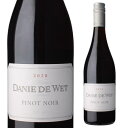 南アフリカのロバートソン150年、3代にわたりワインを造っているワイナリー「デ・ウェホフ」南アフリカでは高品質の白ワインを造るパイオニア的存在へと導いたワインメーカー　ダニー・デュ・ヴェットの名を冠したシリーズ。気温の低い早朝の間に最高のタイミングで収穫されたピノ・ノワールで造られるフレンチオーク樽で熟成されたエレガントな赤ワインです。フレッシュで完熟したベリーとチェリー、そしてしなやかなナッツの香ばしい香り、そして滑らかなタンニンが中盤から余韻まで楽しめます。少し冷やしてロブスターやシーフードの料理やスープとよく合います。また、グリルしたお肉や、チーズともぴったりです。英字表記Danie de Wet Pinot Noir生産者デ・ウェホフ生産国南アフリカ葡萄品種ピノ・ノワール100%添加物酸化防止剤（亜硫酸塩）内容量(ml)750ml※画像はイメージです。ラベル変更などによりデザインが変更されている可能性がございます。また画像のヴィンテージと異なる場合がございますのでヴィンテージについては商品名をご確認ください。商品名にヴィンテージ記載の無い場合、最新ヴィンテージまたはノンヴィンテージでのお届けとなります。※径が太いボトルや箱付の商品など商品によって同梱可能本数が異なります。自動計算される送料と異なる場合がございますので、弊社からの受注確認メールを必ずご確認お願いします。（マグナム以上の商品は原則同梱不可）※実店舗と在庫を共有しているため、在庫があがっていても完売のためご用意できない場合がございます。 予めご了承くださいませ。　l赤l　l単品l　l辛口l　l750mll　l南アフリカl　lピノノワールl　