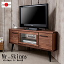 ■商品について/ヴィンテージな風合いのコーナーテレビボード『Mr.skinny』。前板に雰囲気あるパイン材を使用し、味のある塗装に仕上げたボードに妖艶なスキニーレッグを取り付けた唯一無二の存在。ガラス付きフラップ扉でリモコン操作可能。収納付きテレビ台でどこからでも見やすいコーナー仕様。アイアン取っ手が重厚で天然木の風合いとマッチ。■商品の仕様/前板：天然木パイン材（ウレタン樹脂塗装）、脚部：天然木ラバーウッド（ウレタン樹脂塗装）、天板：強化プリント紙化粧繊維板、その他：プリント紙化粧繊維板■商品サイズ/本体：（約）幅120×奥行45.5×高さ57（脚部21含む）cm■内寸/左右扉：（約）幅25×奥行42×高さ30cm、中央扉：（約）幅55×奥行40×高さ28cm■棚板/可動式（大）1枚・（小）2枚（3cmピッチ・3段階）■コード穴/ガラス扉内1箇所■耐荷重量/天板：(約)30枚kg、棚板（約）5kg■商品重量/(約)22kg■日本製■完成品（脚部のみ取付）