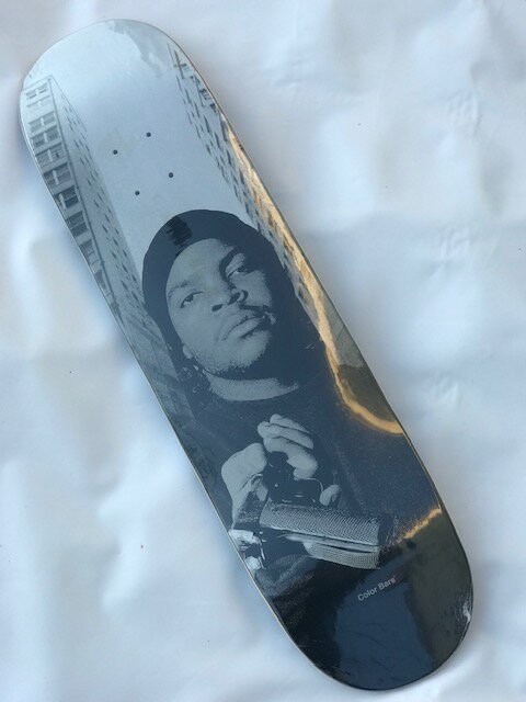 商品説明【COLOR BARS】8.25 x 31.8　 ICE CUBE Skateboard Deck　スケートボード　デッキ - COLOR BARS - 　元PRIMITIVEのオーダーの1人でありCORTINA BEARINGを手掛けるAndy Netkinが3年前から展開しているブランドで不定期にプロダクトをリリースしている。過去にデビッドボウイやブリトニースピアーズ,アリーヤのデッキもリリースしていてアート性も高くコレクターからも人気があります。 “デッキテープ　（MOB Grip Tape　、Jessup Grip Tape．）の購入の方は、ご注文前に　購入を御選択ください！ デッキテープ貼る側のフライの色は別の色になるかもしれませんのご理解ください！多少擦り傷がある物もございますのでご理解ください！