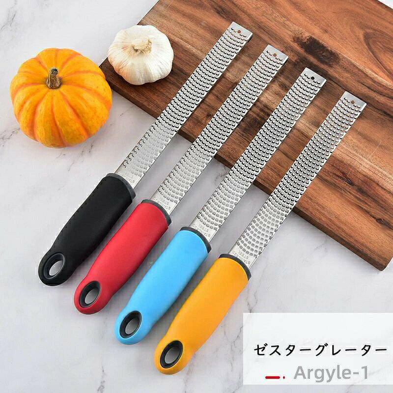 【商品紹介】 【品名】おろし器 【カラー】写真通り 【サイズ】写真通り 【素材】PP+TPR+304ステンレス 【特徴】 ・ハードチーズ・チョコレート・タマネギ・ニンニク・ジンジャー・柑橘類の皮・人参。刃の上で軽く滑らすだけで、カンタンにおろせる。 ・目詰まりしないうえ、刃の向きが一方向なので下から上に撫で洗い水洗いするだけで簡単。スポンジで洗えるので後始末が楽。 ・人間工学に基づきデザインされたハンドルを採用。また、ハンドルにフック穴付きので、フックに掛けて収納することができるので省スペースです。 ・保護カバー付きの脱着は簡単で、刃の先端を合わせて滑らすだけ。半透明の素材なので、刃の状態を見るこ ともできる。 【注意事項】 ・当店の商品は全て国内から配送されます。 ・サイズは全部手作業であるため、多少の個体差がありご了承ください。 ・国内配送の商品は国内でのお買い物と同じく消費税が発生いたします。関税はかかりません。 ・色がある場合、モニターの発色の具合によって実際のものと色が異なる場合がある。当店は他の店舗と在庫を共有し、商品の販売をおこなうとおりますため、ご注文をいただいた商品が在庫切れの状態になっている可能性をご承知おきください。通常の商品は発送まで約5日間を予想しておりますが、発送前には全ての商品を精密に検査いたしますが、万一商品の汚損・破損・故障や在庫不足の状況が発生した場合は、当店より3営業日以内に電話または電子メールにてご連絡いたします。その際はご不便をおかけいたしますが、ご了承のほどよろしくお願いいたします。当店は他の店舗と在庫を共有し、商品の販売をおこなうとおりますため、ご注文をいただいた商品が在庫切れの状態になっている可能性をご承知おきください。通常の商品は発送まで約5日間を予想しておりますが、発送前には全ての商品を精密に検査いたしますが、万一商品の汚損・破損・故障や在庫不足の状況が発生した場合は、当店より3営業日以内に電話または電子メールにてご連絡いたします。その際はご不便をおかけいたしますが、ご了承のほどよろしくお願いいたします。