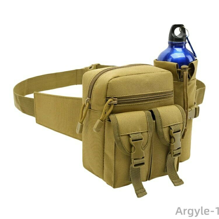 普段使いはもちろん、アウトドアなどにも便利な撥水素材の2wayボディーバック。たくさんのポケットでスマホや財布など収納力もたっぷり♪バッグとウェストベルト、ペットホルダーの2つに脱着可能！様々なシーンにアレンジ可能です。メインポケットはファスナータイプなのでカギやスマホなど貴重品の収納にも！取り外し可能なボトルポケット付き。水筒ポーチはウエストバッグから取り外し可能、単独で使用することができます。表面生地は800デニールの抜粋素材ですので、急な雨にも安心です。男女兼用でスポーツや登山、ハイキング等アウトドア用のバッグとしてもご使用いただけます。 サイズ F サイズについての説明 F 縦19cm 横16cm マチ9cm※サイズ表の実寸法は商品によって1-3cm程度の誤差がある場合がございます。 素材 オックスフォード生地 色 ブラック カーキグリーン ブラウン ブラック総柄 備考 ●サイズ詳細等の測り方はスタッフ間で統一、徹底はしておりますが、実寸は商品によって若干の誤差(1cm〜3cm )がある場合がございますので、予めご了承ください。 ●製造ロットにより、細部形状の違いや、同色でも色味に多少の誤差が生じます。 ●パッケージは改良のため予告なく仕様を変更する場合があります。 ▼商品の色は、撮影時の光や、お客様のモニターの色具合などにより、実際の商品と異なる場合がございます。あらかじめ、ご了承ください。 ▼生地の特性上、やや匂いが強く感じられるものもございます。数日のご使用や陰干しなどで気になる匂いはほとんど感じられなくなります。 ▼同じ商品でも生産時期により形やサイズ、カラーに多少の誤差が生じる場合もございます。 ▼他店舗でも在庫を共有して販売をしている為、受注後欠品となる場合もございます。予め、ご了承お願い申し上げます。 ▼出荷前に全て検品を行っておりますが、万が一商品に不具合があった場合は、お問い合わせフォームまたはメールよりご連絡頂けます様お願い申し上げます。速やかに対応致しますのでご安心ください。