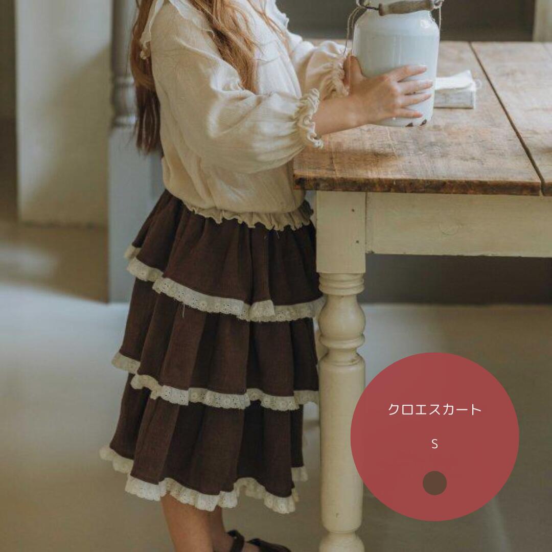 韓国子供服通販「リリキッズ（lilikids）」がセレクトした、クロエスカート（キッズサイズ）が登場！ 柔らかな コットン素材で軽やかに着られ、動くたびにふわっと揺れる ひらひらシルエットがとても可愛い1枚。 女の子らしさを引き立てるフレア...