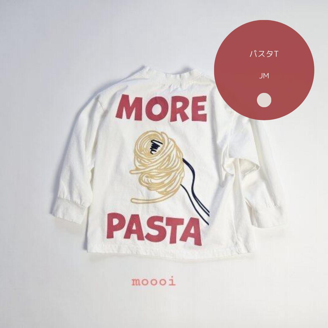 韓国子供服通販「リリキッズ（lilikids）」がセレクトした、パスタT（キッズ用／長袖トップス）が登場！ やさしい コットン素材 で、肌ざわりも着心地も◎のびのび遊べて、毎日のコーデにすっと馴染むデイリーTシャツです。 うしろには かわいいパスタのイラスト がデザインされ、振り向いた瞬間も、走る後ろ姿も思わず目を引くアクセントに♪ フロントはシンプルだから、ボクシルパンツやデニム、スカートとも合わせやすく、着こなし力も抜群。 ナチュラルで清潔感のある アイボリーカラー は、男女問わず使いやすく、季節の変わり目にも活躍します。 「かわいい」「気軽」「コーデ万能」をぎゅっと詰め込んだ、韓国キッズスタイルらしいおすすめトップスです。 JM....135-143cm / 33-38kg ・着用おすすめ時期：春、秋 ・color......アイボリー・fabric......コットン ・size......身幅45cm、身丈61cm韓国子供服通販「リリキッズ（lilikids）」がセレクトした、パスタT（キッズ用／長袖トップス）が登場！ やさしい コットン素材 で、肌ざわりも着心地も◎のびのび遊べて、毎日のコーデにすっと馴染むデイリーTシャツです。 うしろには かわいいパスタのイラスト がデザインされ、振り向いた瞬間も、走る後ろ姿も思わず目を引くアクセントに♪ フロントはシンプルだから、ボクシルパンツやデニム、スカートとも合わせやすく、着こなし力も抜群。 ナチュラルで清潔感のある アイボリーカラー は、男女問わず使いやすく、季節の変わり目にも活躍します。 「かわいい」「気軽」「コーデ万能」をぎゅっと詰め込んだ、韓国キッズスタイルらしいおすすめトップスです。 JM....135-143cm / 33-38kg ・着用おすすめ時期：春、秋 ・color......アイボリー・fabric......コットン ・size......身幅45cm、身丈61cm 関連商品はこちら【送料無料】lili basicT 韓国子供服通...【送料無料】1+1Tset 韓国子供服通販 リ...【送料無料】Rainbow Polo 韓国子供服通...