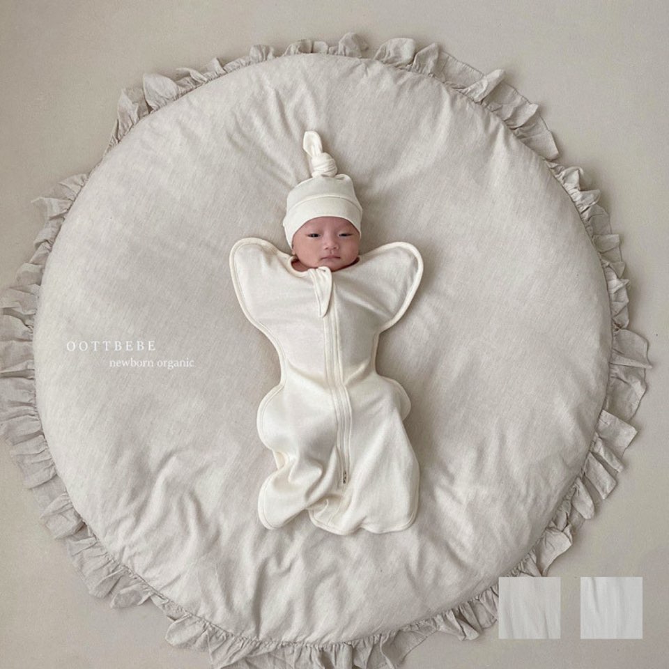 baby organic suits GOTS認証のオーガニックコットンを使用した、安心品質のニューボーンアイテム。 韓国子供服らしいやさしいデザインで、新生児から使えるベビーおくるみスーツです。 オーガニックにも品質の差がある中で、認証を受けた本物のオーガニック生地を使用。 デリケートな赤ちゃんのお肌にもやさしく、出産祝い・ベビーギフトにも選ばれています。 モロー反応でびっくりしてしまう赤ちゃんを、やさしくしっかり包み込む設計。 まるでおくるみのように安心感のある着心地で、寝かしつけやおうち時間にも活躍します。 左右の手を別々に出すこともでき、成長やシーンに合わせて使える便利な仕様です。 通気性に優れたコットン素材とサマーメッシュ生地で、春夏はさらっと快適に。 秋冬はインナーとしても使え、オールシーズン対応のベビーロンパース・カバーオールとして活躍します。 size……S, M サイズ目安 S……2-4kg / 〜2ヶ月までの新生児 M……3-6kg / 1〜3ヶ月までの新生児 fabric……Organic cotton（summer mesh） Baby model……54cm, 4.5kg, Ssize着用 韓国子供服通販 リリキッズ lilikids の人気アイテムとして、新生児期から安心してご使用いただけます。