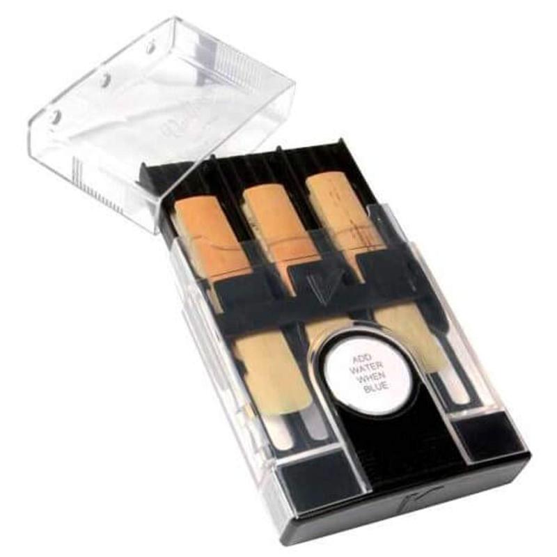 バンドーレン ハイグロリードケース E♭、B♭クラリネット~ソプラノ、アルトサクソフォン用 (HRC10)常に湿度を保ちながら換気も可能な新しいリードケースの登場です。ケース内にあるスポンジに含まれているが少しずつ蒸発しながらケース内のリードを湿らせ、リードの変形を防ぎます。同時に外側の換気口が余分な水分を外に逃がし、ケース内の余分な湿気の蓄積を防ぎます。装着されている湿度測定ディスクにより色によって湿度を視認でき、ケース内の湿度が低すぎる(40%未満)際には、スポンジを湿らせる事でコントロールできます。分解も容易で掃除も手軽にできるので、お気に入りのリードが常に清潔かつベストコンディションで持ち運び可能です。