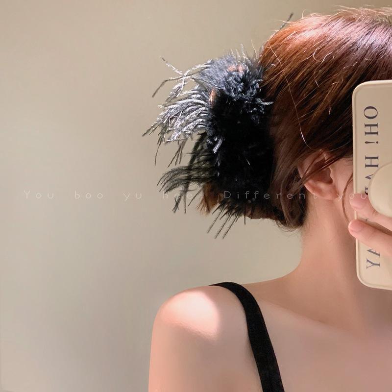 女性用 ヘアアクセサリー かわいい 黒 羽毛 飾り 抓み クリップ 大型 後頭部用 厚み対応 ネット人気 スタイル 甘め 清新 布素材 手作り 夏向け 軽量 シンプル デザイン ヘアピン ピン 固定 アクセ