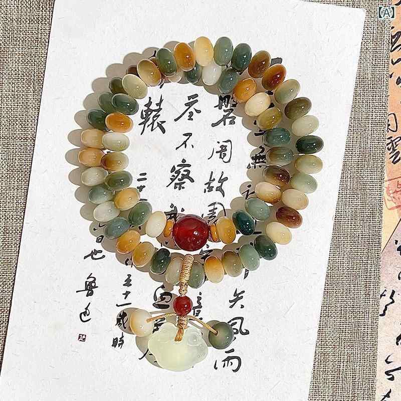 天然 菩提 根 手 串 女定 風波多 宝 風化 菩提 双輪は 仏 珠 数珠 ブレスレットを 持って います。