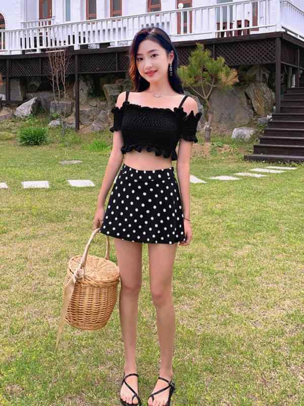 ・カテゴリ: 水着・スタイル: 三角パンツ・柄: 小清新、復古波点、保守・主な素材: ポリエステル88%・裏地素材: ポリエステル100%・袖丈: 短袖・カラー展開: 黒底白点・サイズ展開: S、M、L、XL・対象: 女性・対象年齢: 成人・使用シーン: 游泳涉水運動