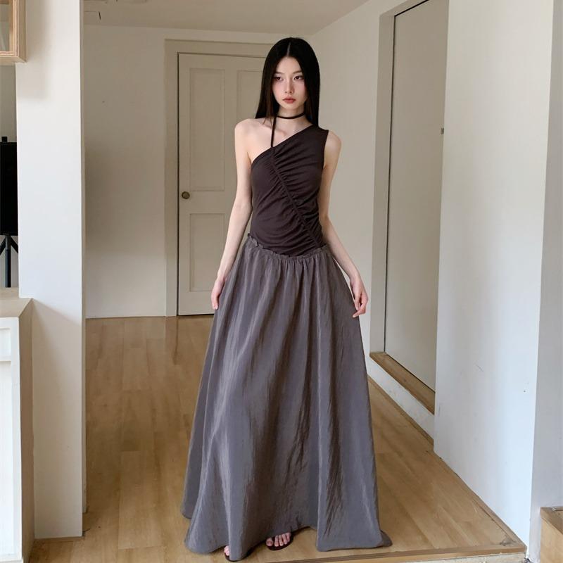 ・スタイル: 御姐風・カテゴリ: 連衣裙・組み合わせ: 単品・スカート丈: ロング・スカート型: Aライン・ネックライン: スリング・袖型: その他・袖丈: ノースリーブ・ウエスト位置: ミッドライズ・カラー展開: ブラックグレー・サイズ展開: S,M,L
