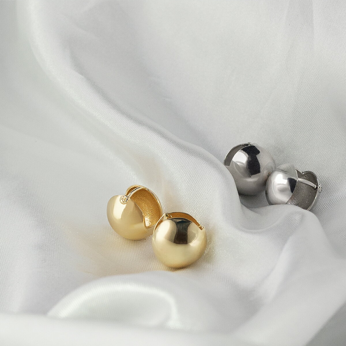 《開店SALE》【ピアス全品1000円】ピアス ボールピアス スナップピアス ワンタッチ キャッチレス 丸 ボール ギフト 大人 おしゃれ シンプル シルバー ゴールド 耳に沿う 人気 落ちない 取れない ママ 引っ掛からない 大きめ カジュアル メタル デイリー 彼女 人気 mrspi-21のサムネイル