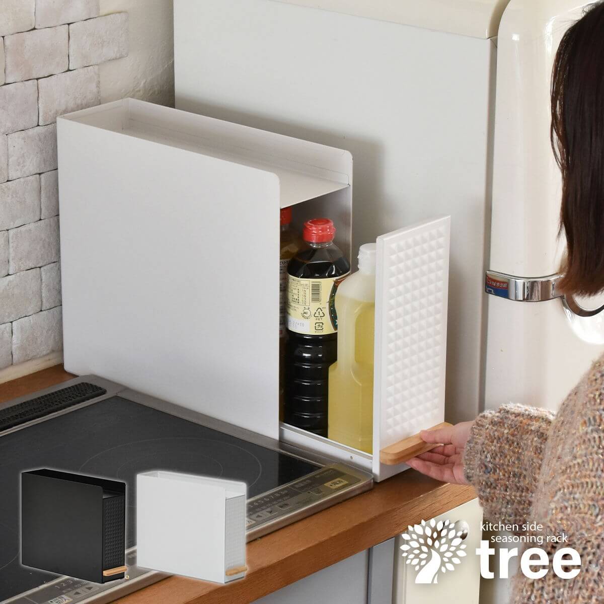 TREE スライド収納調味料ラック コンパクトタイプ TRKS0296 コンロ横スペースに、奥行きがコンパクトなタイプのスライド収納調味料ラック。 醤油やみりんなどの大きい調味料ボトルも入る引き出し収納で、調味料を油はねや調理汚れから防げます。 商品名 TREE スライド収納調味料ラック コンパクトタイプ TRKS0296 素　材 【本体・扉】スチール(エポキシ粉体塗装) 【取っ手】バンブー集成材(ラッカー塗装) サイズ 幅 120 × 奥行 420 × 高さ 345 mm 備　考 耐荷重：約4.5kg 注意事項 ※色・柄・サイズが多少異なる場合があります。予めご了承ください。 ※パソコンモニターの画面によって写真の色と実際の商品と色が多少異なることがございます。 【配送について】 ※こちらの商品はメーカー直送の為、代引でのお取扱いができません。 ※メーカー在庫の変動によりご注文時に商品をお手配できない場合もございます。 ※北海道・沖縄・離島の場合、別途送料が必要です。 ※お時間指定を頂きました場合は、配送伝票にその旨を記載させて頂きますが、配送状況などによってはご希望にそえない場合もございます。予めご了承下さい。■TREE スライド収納調味料ラック コンパクトタイプ TRKS0296 TREE スライド収納調味料ラック コンパクトタイプ TRKS0296 コンロ横スペースに、奥行きがコンパクトなタイプのスライド収納調味料ラック。 醤油やみりんなどの大きい調味料ボトルも入る引き出し収納で、調味料を油はねや調理汚れから防げます。 【商品サイズ】 幅 120 × 奥行 420 × 高さ 345 mm 【材質】 【本体・扉】スチール(エポキシ粉体塗装) 【取っ手】バンブー集成材(ラッカー塗装) 【機能】 耐荷重：約4.5kg 【備考】 ●メーカー直送となります。 ●北海道・沖縄・離島への配送不可商品となります。 【その他ご注意点】 お客様からのご注文確認後、メーカーに在庫の有無を確認・発注させて頂きます。 ご注文が集中した場合など、注文できる状態であってもすでに売り切れである場合がございます。 予めご了承下さい。 【検索キーワード】 調味料ラック 調味料 収納 スリム 隠せる 隠す 油 醤油 引き出し おしゃれ 調味料入れ キッチン収納 隙間収納 調味料ストッカー 棚 マグネット スリム スパイスラック 大容量 コンロ横 ブラック ホワイト TRKS0296