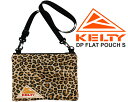 KELTY DP FLAT POUCH S 32592428 1952年に南カリフォルニアでスタートしたアウトドアバッグブランド"KELTY ケルティ"。自身が熱狂的なアウトドアマンであるディック・ケルティ氏は自分が納得できない製品に妥協することなく、作っては改良を加え、世界で初めてのバックパックの誕生させ、トップクライマー達に指示され、数々の偉業を支えると共に、全米の若者達にバックパッカーという新たな文化を生み出しました。 生地に柄をプリントしたDP(Digital Print)シリーズより、形はKELTY大人気のサコッシュ風フラットポーチ"DP FLAT POUCH S"が登場。通常サコッシュというと、薄くて軽い生地を使った、サブバックというイメージですが、このフラットポーチは比較的しっかりとした生地を使い、通常のサコッシュとは少し違ったアイテムです。中には3つ分けの小さい仕切りがあり、1つ1つがちょうど携帯電話が入るくらいの大きさです。バッグの大きさ自体は、入れることはないと思いますが500mlのペットボトルが入る大きさなので、長財布ももちろん入ります。 ・生地は定番モデルと違いポリエステルが使用されています。ポリエステルそのものの撥水性に加え、裏側にポリウレタンコーティングを施してあるので、完全にとは言えませんが水の侵入を防いでくれます。収納には生地の裏が見えないように210Dポリエステルの裏地が付いていて、肌触りがいいだけではなく、万が一PUコーティングが劣化しても使えるようになっています。 ・ファスナーは世界中から高い評価を受けているYKK製の別注の物を使用しており開閉がとてもスムーズです。 ■素材：610D Polyester ■サイズ： 【H=18cm W=26cm D=1cm 】 ■カラー： Gold Leopard 最新入荷情報やお得な情報を毎日配信中!! ご登録はこちらから→メルマガ