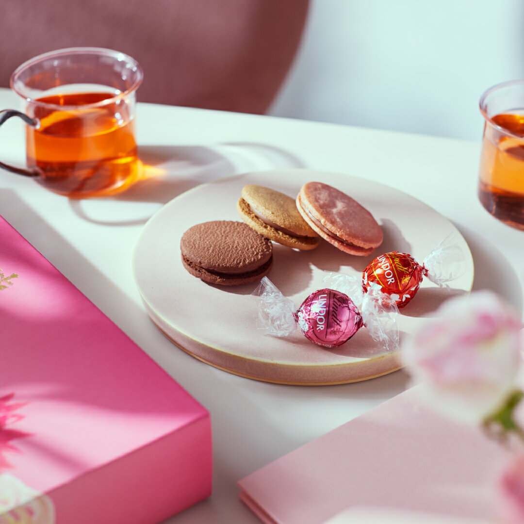 ママと私、ご褒美でつながるひととき【公式】 母の日 リンツ Lindt チョコレート リンドール&ショコラスイーツアソート 母の日限定 17個入｜母の日 ギフト スイーツ お菓子 洋菓子 チョコ 詰め合わせ 個包装 プチギフト 可愛い 手土産 結婚祝い 内祝い お礼 誕生日 家族
