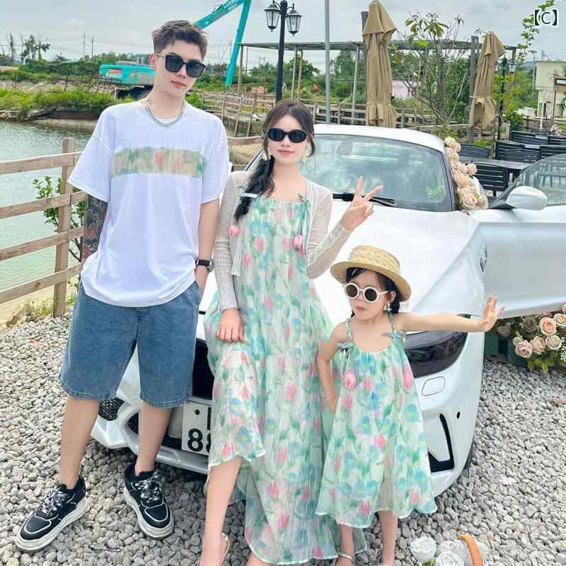 ビーチ 休暇 親子 服装 2025年 夏 半袖 ストライプ Tシャツ 母 娘 ドレス 3人 家族 赤ちゃん ペアルック コーディネート お揃い カジュアル