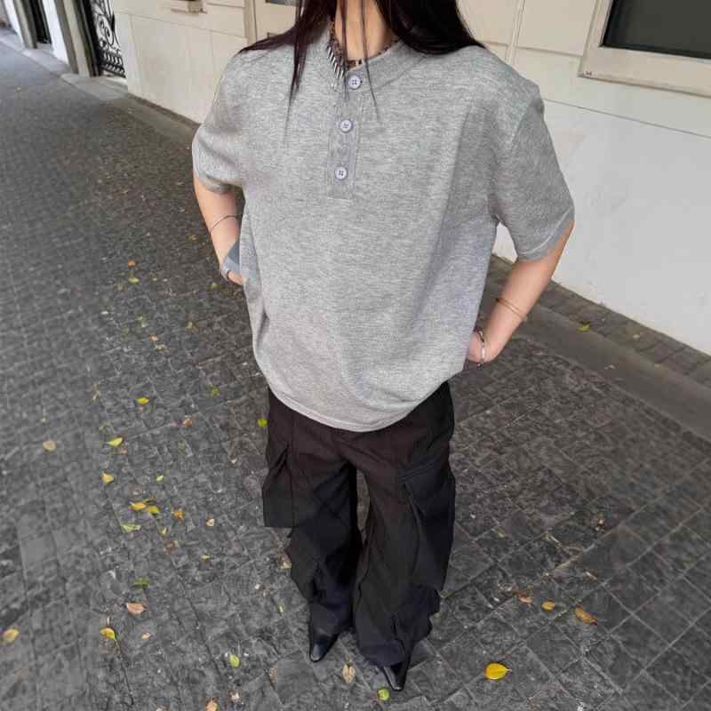 Tシャツ メンズ ヘンリーネック 半袖 カットソー ゆったり ポリエステル混紡 無地 春夏 ブラック 花グレー・カテゴリ: Tシャツ・スタイル: アメリカンカジュアル・アイテム: Tシャツ・柄: 無地・フィット: ルーズ・対象年齢層: 10代.成人・袖丈: 半袖・ネックライン: クルーネック・・素材: ポリエステル混紡・素材の割合: 75%-95%・シーン: カジュアル・ディテール: プリント・プリントテーマ: アルファベット・カラー: ブラック.グレー・サイズ: M.L.XL.2XL・袖のタイプ: ドロップショルダー・重さ: 約250-300g・性別: 男性・別名: メンズTシャツ