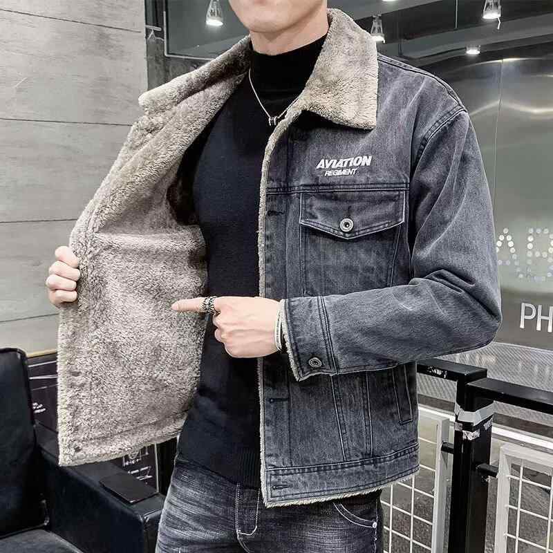 ジャケット メンズ 刺繍入り あったかボア裏地 デニムジャケット 厚手 防寒 冬服 黒グレー・商品カテゴリ: ジャケット・・対象年齢: 青少年.成人・フィット: レギュラー・襟の形: 襟付き・フロント: シングルブレスト・フード: なし・厚さ: 厚手・柄: 無地・主な生地の組成: 綿50%以上・裏地: ポリエステル・対象: 日常・ディテール: ステッチ・裾のデザイン: ストレート・着丈: 普通(50cm＜着丈≤65cm)・ポケット: 立体ポケット・着用方法: アウター・袖丈: 長袖・袖のタイプ: レギュラー・色: 黒グレー(裏起毛)・サイズ: M, L, XL, 2XL, 3XL, 4XL