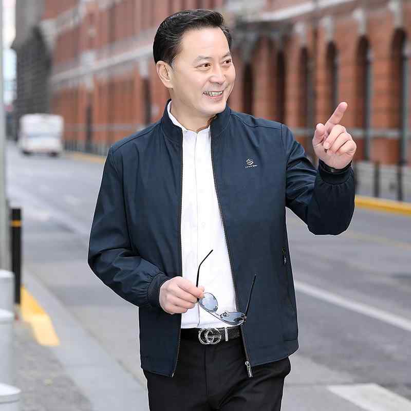 ジャケット メンズ 男性用 ブルゾン 春秋 薄手 立ち襟 ジップアップ シニア 紳士服 アウター カジュアル ウェア ポリエステル 普段使い 中国風 スタイル グレー ブルー ブラック・商品カテゴリ: ジャケット・スタイル: カジュアル・対象: ・ネックライン: 立襟・フィット: ルーズ・フロント: ジッパー・フード: なし・厚さ: 薄手・柄: ストライプ・主な素材: ポリエステル繊維・素材割合: ・裏地: ポリエステル繊維・袖丈: 長袖・袖のタイプ: レギュラー・色: グレー, ブルー, ブラック, ダークグリーン・サイズ: 170, 175, 180, 185, 190, 195・着丈: レギュラー・裾のデザイン: ラウンド・ポケット: ジッパー付き・着方: アウター