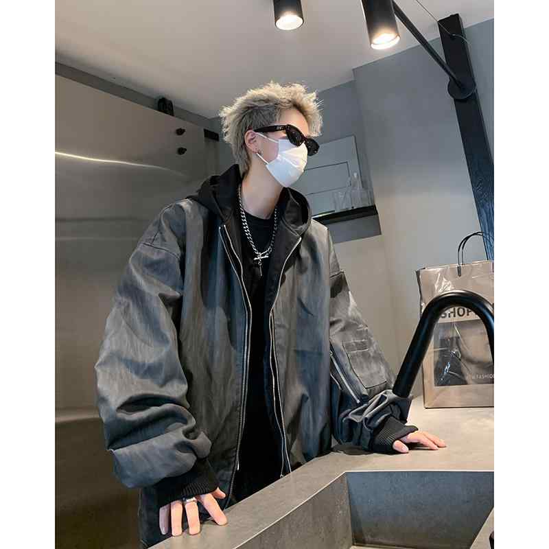 ジャケット 男性用 レザージャケット 春秋 高街 フード付き ブルゾン 黒 グレー 耐摩耗 防汚 普段使い・カテゴリ: ジャケット・スタイル: 高街・領型: 立襟・版型: ルーズ・前立て: ジッパー・フード: あり・・柄: 配色・素材: 化繊混紡・主な素材: ポリエステル・裏地: ポリエステル・対象: 若者・シーン: 日常・ディテール: ワッペン・裾のデザイン: 斜め裾・着丈: 普通(50cm＜着丈≤65cm)・ポケット: サイドシームポケット・着方: 羽織り・袖丈: 長袖・カラー: 黒グレー・サイズ: M, L, XL, 2XL, 3XL・袖のタイプ: 通常袖・対象年齢: 成人・対象性別: 男性・着用方法: 羽織り・素材機能: 耐摩耗性.防汚性