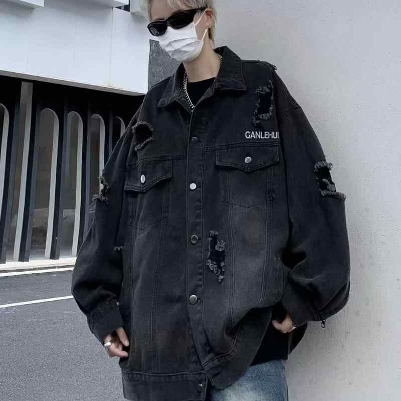 デニムジャケット メンズ ダメージ加工 黒グレー Gジャン ブルゾン 秋冬 古着風 ゆったり ルーズ カジュアル・カテゴリ: ジャケット・・対象年齢: 18-24歳・襟の形: 襟付き・シルエット: ルーズ・前立て: シングルブレスト・フード: なし・・柄: -・素材: 綿・袖丈: 長袖・袖のタイプ: レギュラー・着丈: 標準・対象: 青少年.成人男性・カラー: 黒グレー・サイズ: M, L, XL, XXL, XXXL・ディテール: ポケット・裾の形状: ストレート・シーン: カジュアル・着用方法: アウター