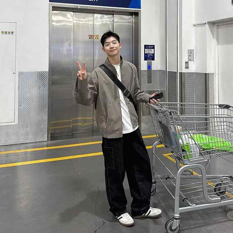 ジャケット メンズ ライトグレー 春秋 薄手 カジュアル ブルゾン スタンドカラー リブ袖 裾 無地 アウター・カテゴリ: ジャケット・スタイル: 流行・襟型: 立襟・版型: ルーズ・前立て: ジッパー・フード: なし・厚さ: 薄手・柄: 無地・対象: 青少年・生地: 化学繊維混紡・主な生地成分: 兔毛・裏地: ポリエステル・シーン: 日常・ディテール: 徽章・裾デザイン: ラウンド・着丈: レギュラー・ポケット: サイドシームポケット・着用方法: アウター・袖丈: 長袖・カラー: コーヒー色, グレー・サイズ: M, L, XL, XXL・袖型: 通常