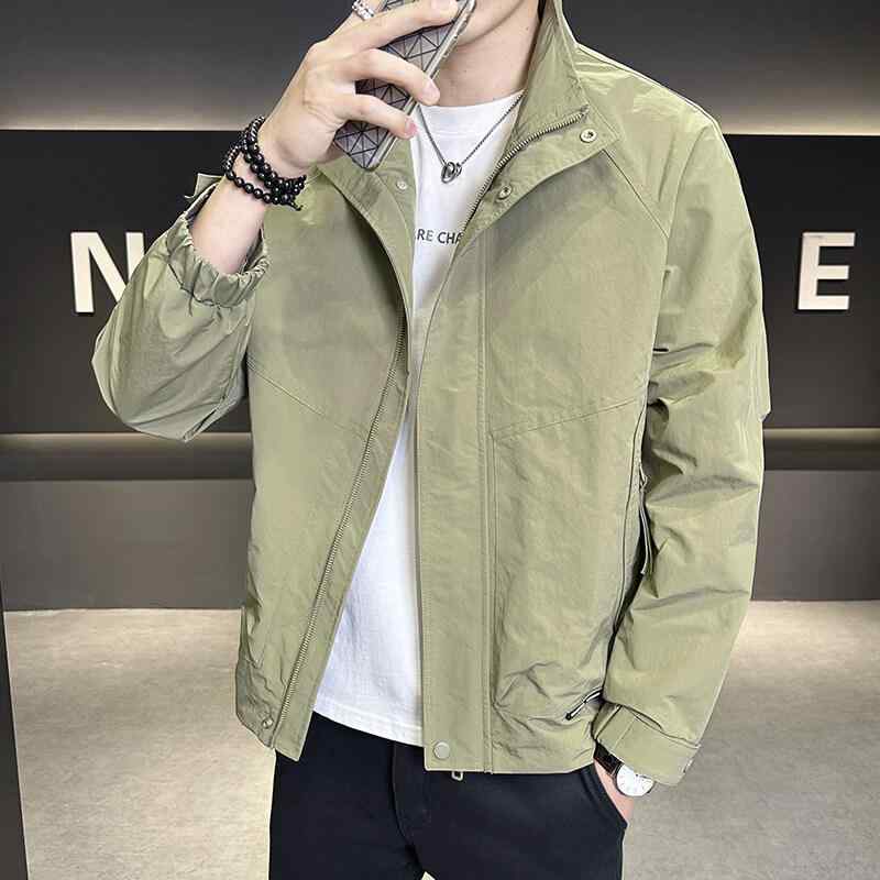 ジャケット 男性用 ブルゾン 春秋 立襟 ワーク ミリタリー カジュアル 黒 ブラック ベージュ カーキ ポリエステル・商品カテゴリ: ジャケット・・素材機能: 防水.耐摩耗.防風.吸湿性.速乾性.引裂抵抗.高色堅牢度・襟型: 立ち襟・フィット: スリム・前立て: ジッパー・・柄: -・誤差範囲: 1〜2cm・対象: 若者・生地: 化繊混紡・主素材: ポリエステル85%・裏地: ポリエステル・シーン: 日常・ディテール: ボタン装飾・裾デザイン: ストレート・着丈: レギュラー・ポケット: ジッパー付き・着用方法: アウター・袖丈: 長袖・カラー: ブラック.オフホワイト.カーキグリーン.蓮根ピンク・サイズ: L.XL.2XL.3XL.4XL・袖型: 通常袖・対象年齢: 成人・対象性別: 男性