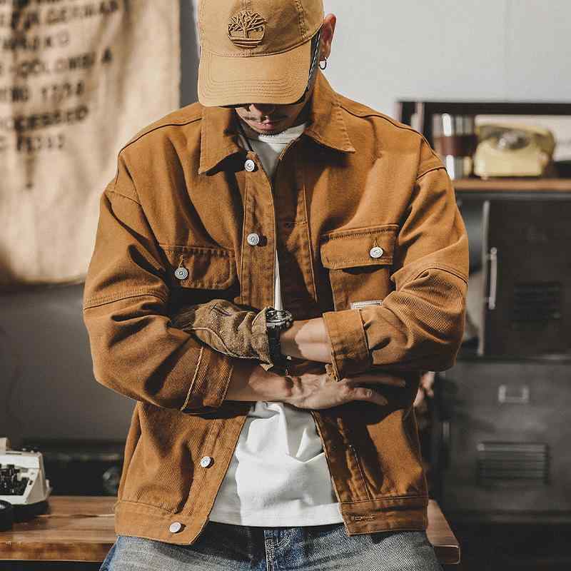 ジャケット メンズ デニムジャケット Gジャン ダメージ加工 ウォッシュ加工 ゆったり ビッグシルエット ドロップショルダー ライトアウター トップス 秋服 黄色・素材: 綿混紡・カテゴリ: ジャケット・スタイル: アメリカンカジュアル・対象: 若者・襟の形: 襟付き・フィット: ゆったり・前立て: シングルブレスト・フード: なし・・柄: 無地・許容誤差: 1-3cm・在庫: 有り・生地: 綿混紡・主な生地の成分: 綿・裏地: 綿・裏地の情報を削除してください。→ 成分含有量: 78%・シーン: カジュアル・ディテール: ポケット装飾・裾のデザイン: 布裾・加工: ウォッシュ・着丈: レギュラー・ポケットのスタイル: 立体パッチポケット・着方: アウター・袖丈: 長袖・色: 黄色・サイズ: M, L, XL, 2XL, 3XL, 4XL・袖のタイプ: ドロップショルダー・対象年齢: 成人・性別: メンズ・機能: 耐摩耗性