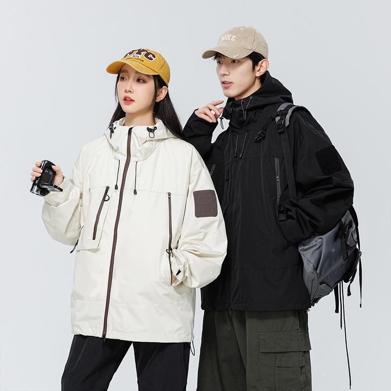 ジャケット メンズ マウンテンパーカー 取り外し可能フード付き アウトドア 登山 防風 薄手 撥水 耐摩耗性 スポーツウェア 配色 ブラック ホワイト レモン色 カーキ パープル・素材機能: 透湿.防水.耐摩耗.防風・カテゴリ: ジャケット・スタイル: スポーツ・対象: 若者・襟の形: 襟付き・フィット: ゆったり・前立て: ジッパー・フード: フード付き・厚さ: 薄手・柄: 配色・誤差範囲: 1～3cm・対象者: ティーン・生地: ポリエステル・主素材: ポリエステル繊維・裏地: ポリエステル繊維・適用場面: スポーツ・ディテール: マルチポケット・裾のデザイン: ストレート・加工: 防しわ加工・着丈: レギュラー・ポケット: サイドシームポケット・着用方法: アウター・袖丈: 長袖・色: ブラック.ホワイト.レモン.コーヒー.パープル・サイズ: S.M.L.XL.2XL.3XL・袖のタイプ: レギュラー袖・対象年齢: 成人・対象性別: メンズ・トップススタイル: カーディガン