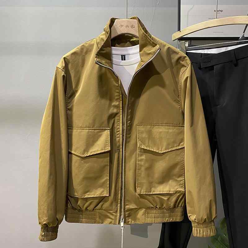 ジャケット メンズ 男性用 ブルゾン ジャンパー 春秋 薄手 無地 スタンドカラー 耐摩耗 カーキ 黒・商品カテゴリ: カジュアルスーツ・スタイル: 流行・対象年齢: 24-35歳・襟の形: 襟付き・フィット: レギュラー・フロント: ジッパー・フード: あり・厚さ: 薄手・柄: 無地・主な素材: 綿.兔毛・ディテール: バッジ・裾のデザイン: ゴム・着丈: 標準・ポケット: 立体パッチ・着方: アウター・袖丈: 長袖・色: カーキ.ブラック・サイズ: M.L.XL.2XL.3XL・袖のタイプ: 通常・対象: 青少年.成人・性別: 男性・素材機能: 耐摩耗性