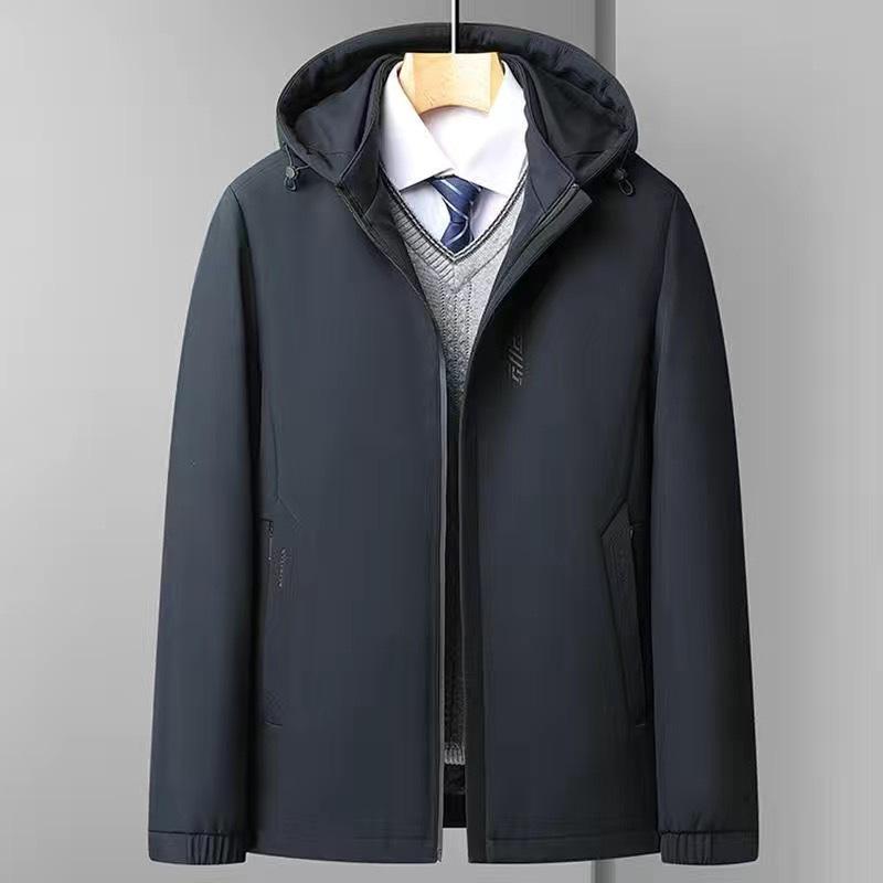 綿入りジャケット メンズ 向け 裏起毛 厚手 あったか シニア向け 防寒着 秋冬 立襟 アウター 紳士服 カジュアル 普段使い ブラック ネイビー レッド・カテゴリ: ジャケット・スタイル: 港風・対象: 35歳以上のビジネスマン・襟の形: スタンドカラー・フィット: ぴったり・前立て: ジッパー・フード: フード付き・・柄: -・メイン素材: ポリビニルアルコール繊維・裏地: ポリエステル繊維・シーン: カジュアル・ディテール: リブ裾・裾の形状: ラウンドヘム・加工: ノンアイロン・着丈: ミディアムロング・ポケット: ジッパー付き・着方: アウター・袖丈: 長袖・袖のタイプ: レギュラー袖・色: ブラック（フード付き春秋）.ネイビー（フード付き春秋）.ブラック（フード付き裏起毛）.ネイビー（フード付き裏起毛）.レッド（襟付き春秋）・サイズ: L.XL.XXL.XXXL.XXXXL・対象年齢: 大人・性別: 男性・機能: 防風.高耐変色性