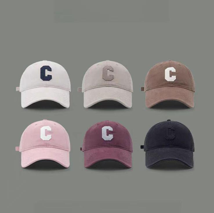 野球帽 レディース キャップ 年 春夏 秋冬 韓国 Cロゴ 小顔効果 ハードトップ UVカット 紫外線対策 日よけ 遮光 通気性 コットン 弯檐 黒 白 ベージュ・カテゴリ: キャップ・帽子の種類: 野球帽・スタイル: カジュアル.スポーティー.シンプル・色: ホワイト.ブラック.ベージュ.ワインレッド.ピンク.カーキ.ネイビー.コーヒー・サイズ: フリーサイズ・機能: 日焼け防止.防風.遮光・素材: 綿・主素材の含有量: 71～80%・帽子のつば: カーブ・帽子のトップ: 丸型・加工: 機械刺繍・流行要素: なし