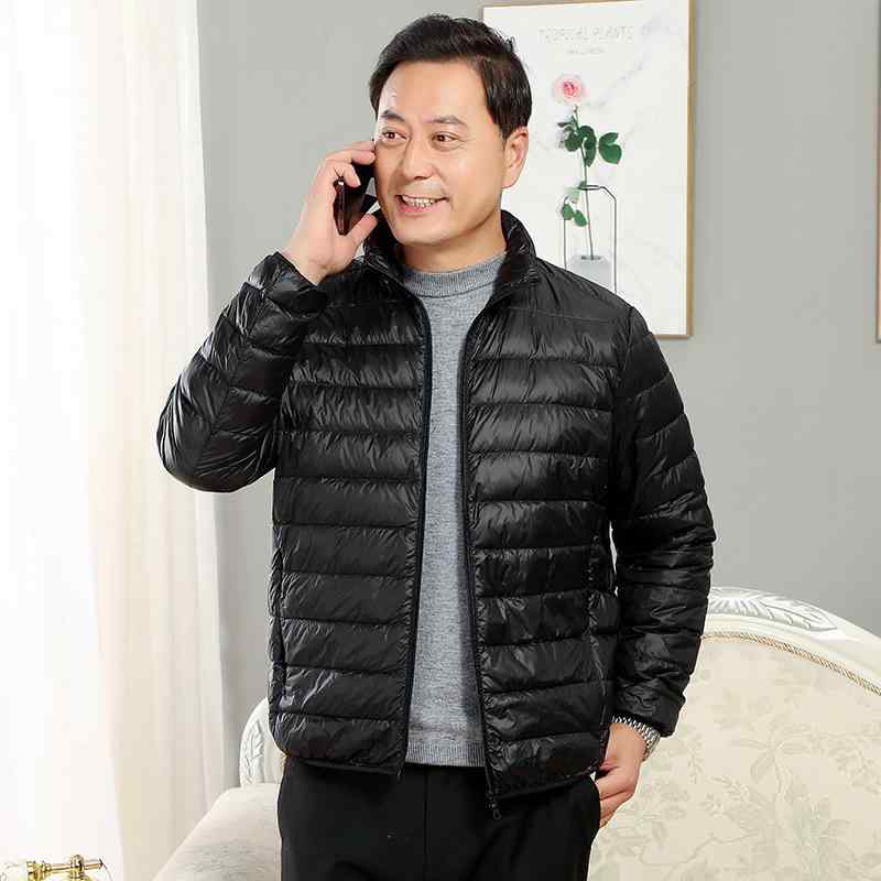 2個セット羽绒服 メンズ 男性用 ライトダウン ジャケット ショート丈 立襟 シニア 向け 防風 85%以上 白ダックダウン 秋冬 防寒 ブラック グレー ネイビー ワインレッド・項目名: 防寒レベル・値: 軽寒レベル(-5℃~0℃)・項目名: 素材機能・値: 防風.抗寒・項目名: 蓬鬆度・値: 600フィルパワー・項目名: スタイル・値: ベーシック・項目名: フィット・値: ルーズ・項目名: 着丈・値: 普通(50cm＜着丈≤65cm)・項目名: 襟型・値: スタンドカラー・項目名: フード・値: なし・項目名: フロント・値: ファスナー・項目名: 厚さ・値: 普通・項目名: 柄・値: 無地・項目名: スタイル・値: シンプル・項目名: 対象・値: 24-35歳の都市生活者・項目名: 誤差・値: 約3cm・項目名: 対象年齢・値: 成人・項目名: 対象・値: 高齢者・項目名: 裏地・値: ナイロン・項目名: 表地・値: 化繊混紡・項目名: 主素材・値: ナイロン・項目名: 適用場所・値: カジュアル・項目名: カラー・値: ブラック.ネイビー.グレー.ワインレッド・項目名: サイズ・値: M.L.XL.2XL.3XL.4XL・項目名: シーズン・値: 冬・項目名: ディテール・値: 多ポケット・項目名: 性別・値: 男性・項目名: 製品カテゴリ・値: ダウンジャケット・項目名: 中身・値: 白ダックダウン・項目名: ダウン含有量・値: 86%~90%・項目名: ダウン量・値: 72g・項目名: 加工・値: アイロン不要