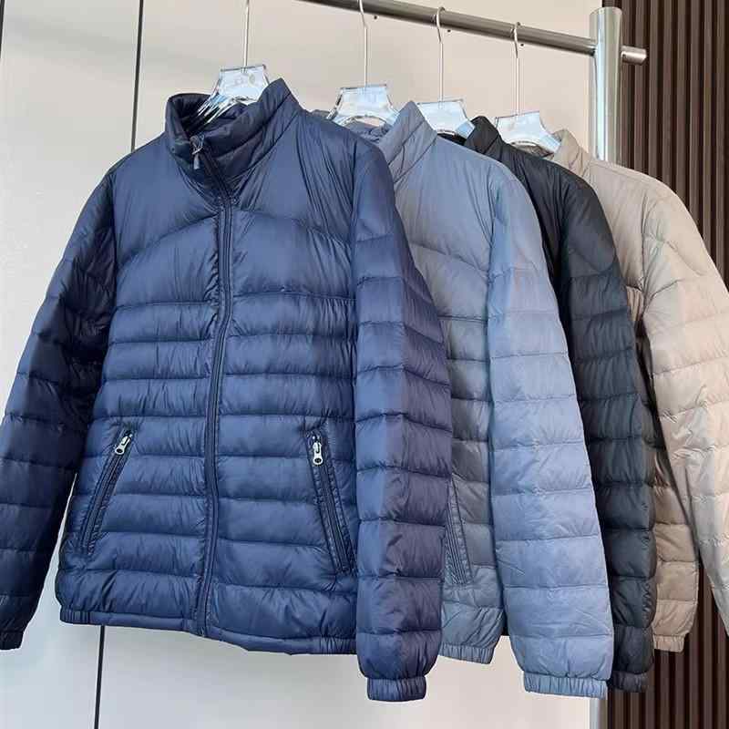 羽绒服 メンズ 男性用 薄手 ライトダウンジャケット 立襟 撥水 防風 暖かい 軽量 通勤 秋冬 ブラック 黒 紺色 ネイビー グレー ブルー・防寒レベル: 軽寒レベル(-5℃~0℃)・素材機能: 透湿・素材機能: 防水・素材機能: 洗濯機洗い可・素材機能: ・素材機能: 防風・素材機能: 防汚・素材機能: 吸湿速乾・素材機能: 防寒・素材機能: ダウン抜け防止・ダウンパワー: 700フィルパワー・素材: ホワイトダックダウン・素材: ポリエステル・素材: ナイロン・ダウン含有量: 86~90%・スタイル: ベーシック・フィット: ゆったり・着丈: 普通(50~65cm)・襟型: スタンドカラー・フード: なし・フロント: ジッパー・厚さ: 薄手・柄: 無地・テイスト: 通勤・ダウン量: 81g・対象: ミドルエイジ・裏地: ポリエステル・生地: ナイロン・メイン素材: ナイロン・シーン: 日常・カラー: ブラック・カラー: ダークブルー・カラー: ブルーグレー・カラー: モカ・サイズ: M(62.5kg以下)・サイズ: L(62.5-67.5kg)・サイズ: XL(67.5-75kg)・サイズ: XXL(75-85kg)・サイズ: XXXL(85-95kg)・サイズ: XXXXL(95-110kg)・対象年齢: 大人・性別: 男性・製品カテゴリ: ダウンジャケット・加工: プリーツ