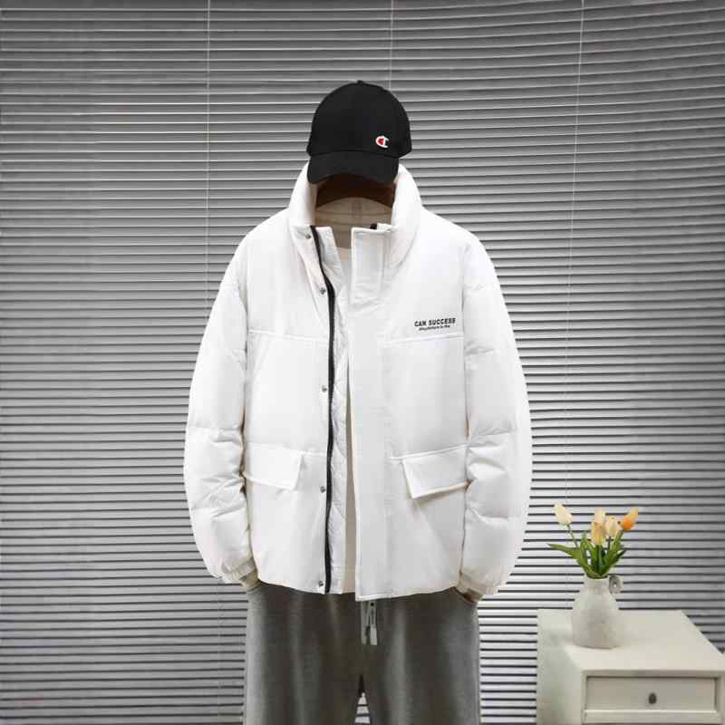羽絨服 メンズ ショート丈 立襟 ダウンジャケット 中綿入り 防寒 厚手 アウター ジャンパー 秋冬 黒 白 グレー 黄色・カテゴリ: 羽绒服・防寒レベル: 通常レベル(-20℃~-5℃)・素材機能: 防風.抗寒・充填物: 白鸭绒・ダウン含有量: 51%~55%・スタイル: ベーシック・フィット: ルーズ・着丈: 普通(50cm＜着丈≤65cm)・襟型: スタンドカラー・フード: なし・フロント: ジッパー・厚さ: 厚手・柄: 無地・スタイル: 風・対象年齢: 18-24歳・充填量: 150g・対象: 青少年・裏地: ポリエステル繊維(ポリエステル)・裏地情報を削除してください。→ 成分含有量: 99%・生地: ポリエステル繊維・メイン生地: ポリエステル繊維(ポリエステル)・メイン生地 состав: 99%・シーン: カジュアル・カラー: ブラック, ホワイト, グレー, イエロー・サイズ: M, L, XL, XXL, XXXL・機能: 保温・工艺: プリーツ・ディテール: プリント・対象年齢層: 成人・対象性別: 男性