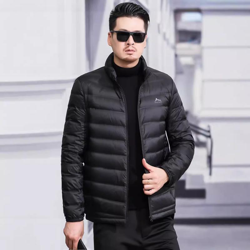 羽绒服 メンズ 男性用 銀イオン 蓄熱 軽量 薄手 ショート丈 スタンドカラー ダウンジャケット ビジネス 紳士服 秋 秋冬 ブラック グレー ネイビー ブルー ホワイト・素材機能: -・フィルパワー: 550・詰め物: ホワイトダックダウン・ダウン含有量: 91%~95%・スタイル: ベーシック・フィット: ゆったり・着丈: ミドル丈（50cm超～65cm以下）・フード: なし・フロント: ジッパー・厚さ: 薄手・テイスト: ベーシック・対象: ビジネス・誤差範囲: ±3cm・対象年齢: 成人・対象: メンズ・表地: ナイロン・表地素材: ナイロン・裏地: ナイロン・裏地素材: ナイロン・シーン: デイリー・色: ブラック, グレー, 翠微グリーン, ライトネイビー, マリンブルー, アイボリー, ダークネイビー・サイズ: M, L, XL, 2XL, 3XL, 4XL・充填量: 170/67g, 175/72g, 180/77g, 185/82g, 190/87g, 195/92g・シーズン: 秋・製造方法: 圧着・ディテール: プリント・商品カテゴリ: ダウンジャケット